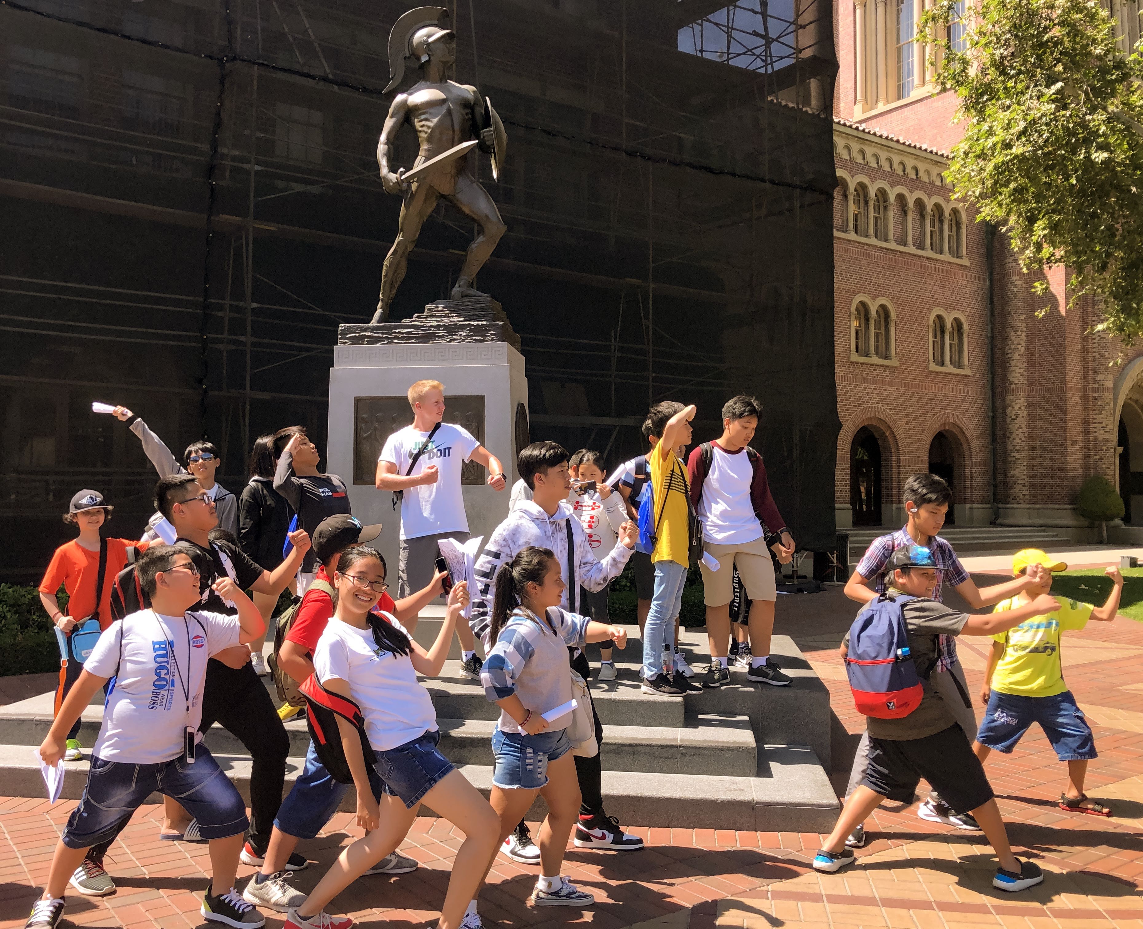 Grupo de alunos internacionais em visita a um campus universitário em Los Angeles