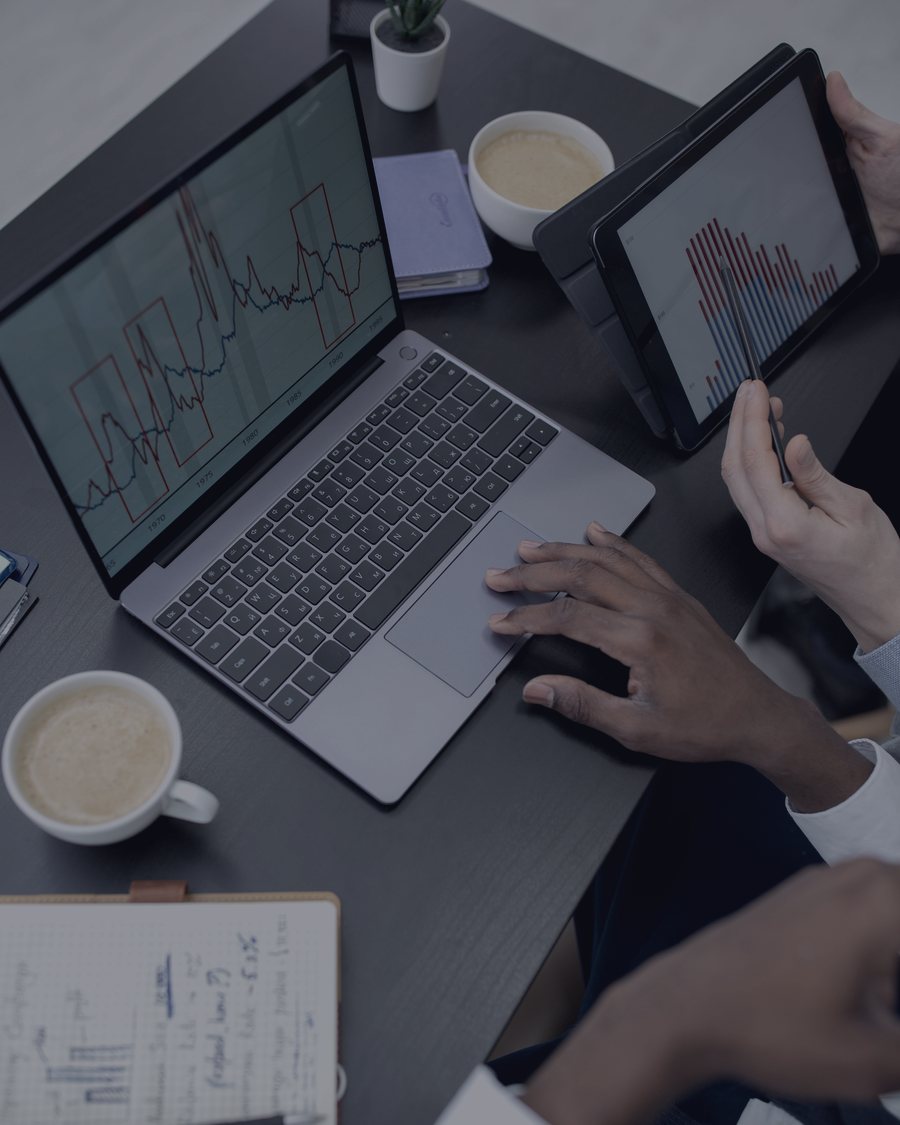Relatorios e graficos de acompanhamento em laptop e tablet