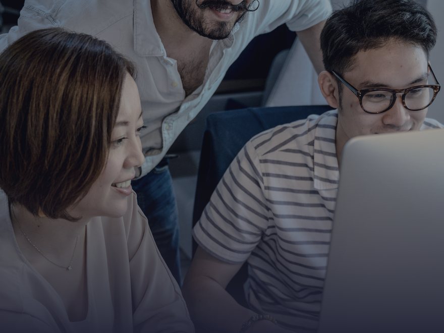 Equipe de RH acompanhando resultados na tela