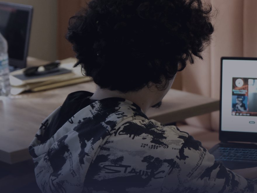 Estudante assistindo a uma aula online no laptop