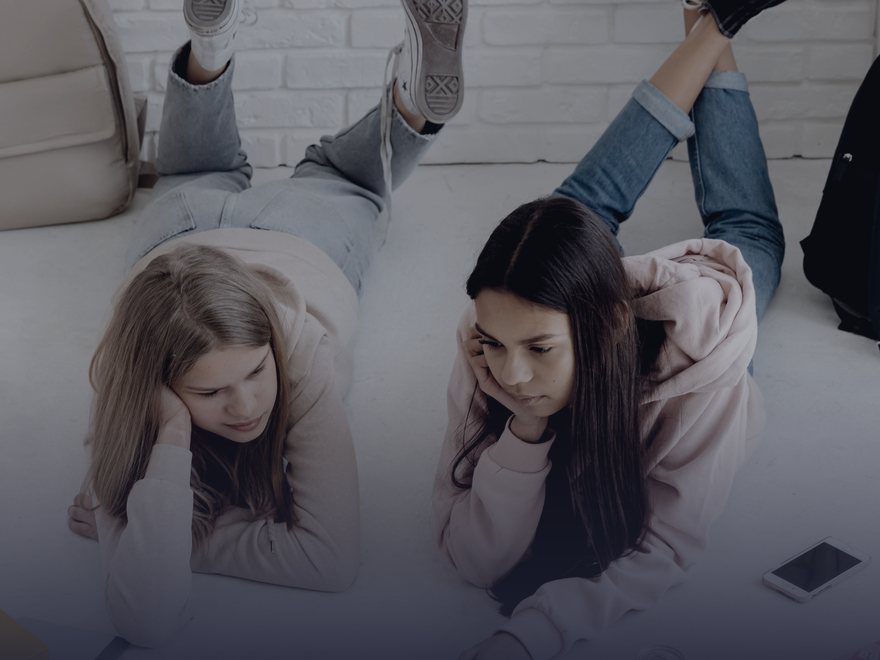 Adolescentes estudando juntas com o laptop