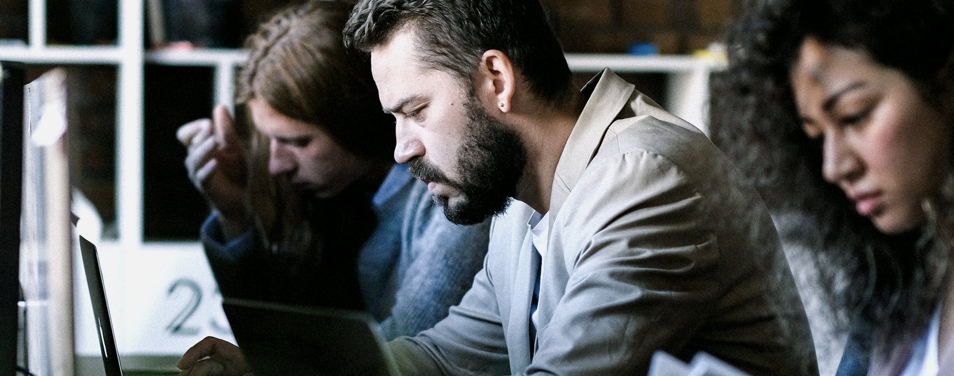 Equipe trabalhando em inglês no escritório