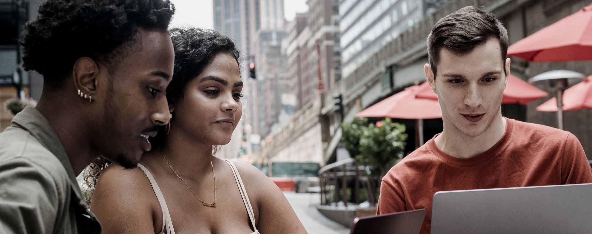 Alunos praticando inglês em conversação com pessoas de países diferentes