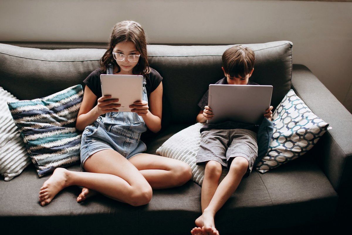 Adolescentes estudando em casa com tablet e notebook