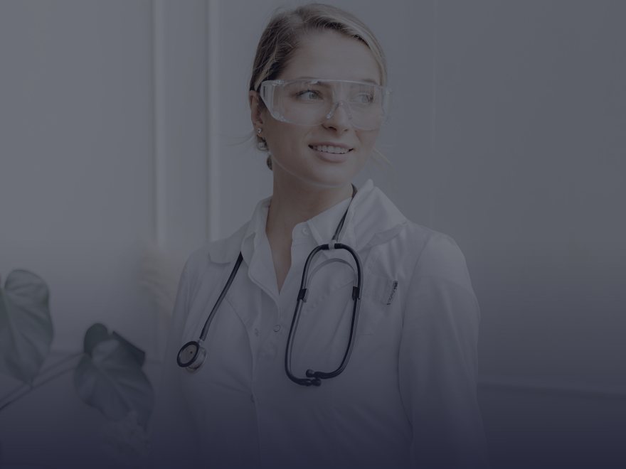 Profissional de saúde de jaleco em consultório