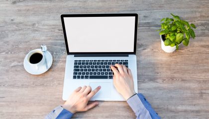 Curso de inglês online no Paraná com IA e aulas ao vivo — Uniway