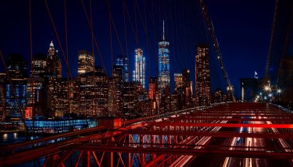 Vista noturna de uma cidade grande com arranha-céus iluminados, destino de quem se candidata para estudar no exterior